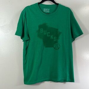 Milwaukee Bucks green basketball team tee shirt size men’s L